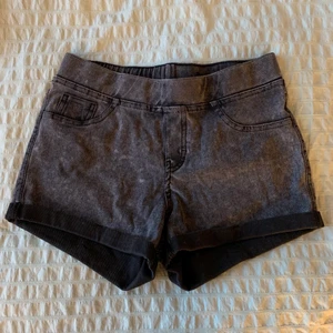 Kortbyxor  - Superskönt kortbyxor från H&M den är i storlek 152 men passar även mig som har storlek XS/S💖 kan mäta måttet om det önskas❤️ skicket är ganska bra👍🏼 