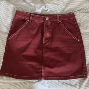 Röd jeanskjol - Fin röd jeanskjol med vita sömmar. Köpt second hand och står varken vilket märke eller vilken storlek men skulle säga att den är en S-M. Köpare står för frakt 💕