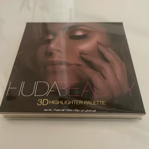 Helt oanvänd! HUDA BEAUTY palett. - Säljer denna helt oanvända palett från HUDA BEAUTY - 3D Highlighter i Gold Sand edition. Köpt för 509kr på Sephora. Startbud: 200kr.