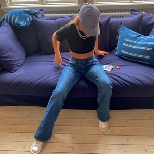 Levi’s 525 - Super coola Levis med low waist och bootcut! Används flitigt på sommaren med ljusa sneakers😍 är 160 cm och dom är liite för långa för mig så passar perfekt om du är lite längre! Midjemått: 37 cm Innersöm: 82 cm