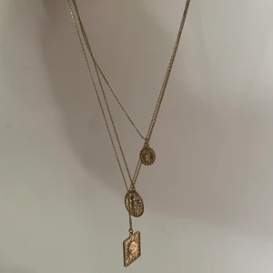 Halsband - 3 i 1 halsband från Ginatricot är i super bra skick knappt använt. Svårt att ta bild på men kedjorna är inte ihop trasslade. 