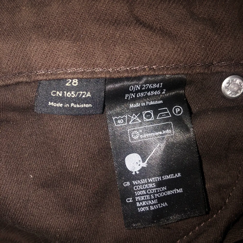 Bruna jeans från Monki i modellen Yoko i gott skick! Jag är 1,70cm. Frakt tillkommer och betalningen sker via Swish!. Jeans & Byxor.