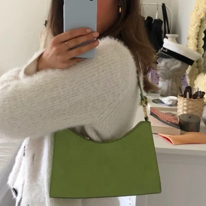 grön axelväska - Säljer denna jättefina väska ifrån mango då den tyvärr sällan kommer till användning🥑💚💫