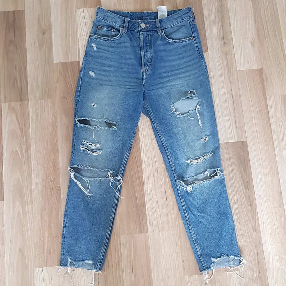 Ett par fina slitna jeans ifrån HM! Säljer dom då de blivit för små för mig! Är i strl 38 men jag skulle säga att dom är mer som 36! Byxorna är knappt använda och i ett fint skick💗 köparen står för frakten!. Jeans & Byxor.