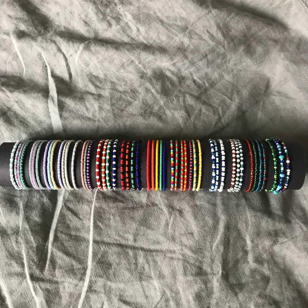 En massa armband som jag gjort själv, i olika färger och mönster. De är gjorda av elastisk tråd. Du kan även designa ett själv i de färger/mönster du själv vill ha så gör jag ett sånt till dig! Alla armband går även att få som halsband, ring och örhängen🥰 (Kolla mina andra annonser för att se hur de ser ut). Bara att fråga om du vill ha fler bilder på något/några av armbanden. Alla armband kostar 25kr/st, och frakt på 12kr tillkommer, fast om du köper 5 smycken eller fler så bjuder jag på frakten💖. Asusteet.
