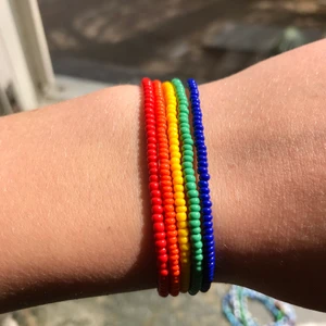 Färgglada handgjorda armband - Handgjorda armband i rött, orange, gult, grönt o mörkblått. Går även att få som halsband, ring och örhängen i alla olika färger. Armbanden kostar 25kr/st + 12kr frakt, men om du köper 5 smycken eller fler så bjuder jag på fraktkostnaden🧡