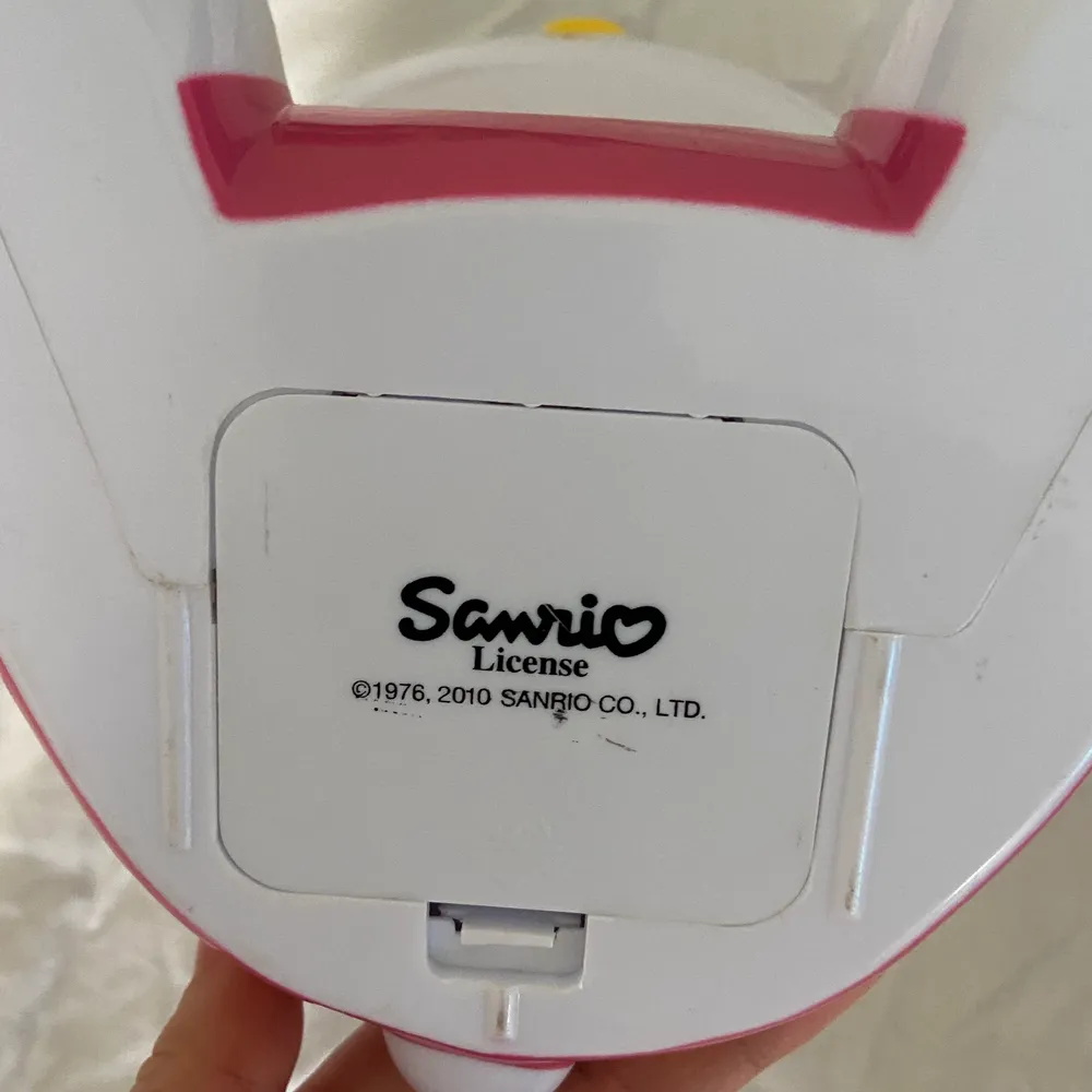 Söt Hello Kitty väckarklocka från Sanrio. Fungerar med batteri! Möts upp i Stockholm eller så står köparen för frakt! 🧸💕 Budgivning sker i kommentarerna om flera är intresserade! . Övrigt.