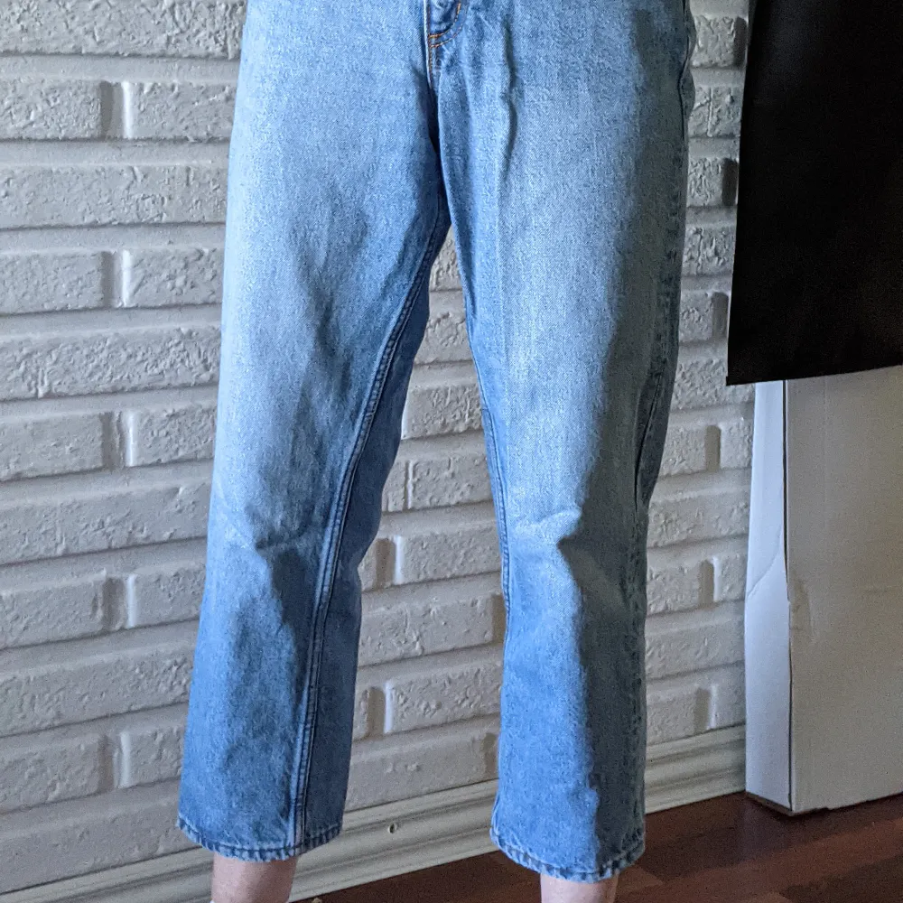 Raka jeans som är något kortare i benen . Jeans & Byxor.