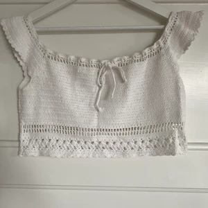 Virkad topp  - En mycket söt liten virkad topp. Säljer pga passar inte mig längre.🌸 (strl m men mer som en s) 