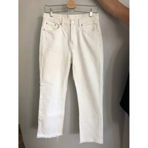 Säljer mina superfina vita jeans från Weekday i modellen Voyage i storlek 28/26. Älskar verkligen dessa men har tyvärr blivit för små för mig. Jättefina och fräscha till sommaren! Har små fransar nertill🤍