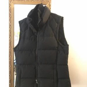 Svart väst - En jättesnygg svart väst som tyvärr inte kommer till användning✨ I jättefint skick och perfekt nu till våren eller senare mot hösten! 💕 Köparen står för frakt
