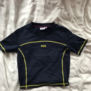 Filacroptop - Helt oanvänd fila croptop i strlk S 