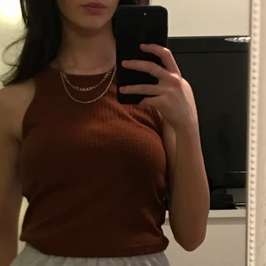 Topp Strl S  - En kaffebrun topp köpt från shein och har aldrig använt då jag tyckte färgen inte passade mig. Superskön och stretchig topp😊 Frakt ingår💕