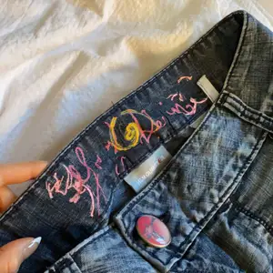 Superfina unika lågmidjade jeans, med detaljerade knappar. Midjemått: 80cm, innerbensmått: 78cm, jag är ca 160cm