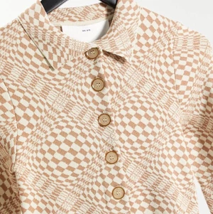 Skjorta/klänning (design) - Helt oanvänd lång mönstrad skjorta från svenska märket Annorlunda. Så fin och rejält tyg i bra kvalitet. Köptes för 690kr. Är storlek 40 men sitter som en S. Den passade inte mig riktigt så säljer vidare! 🎁  Hämtas i Sthlm. Kan också skicka spårbart, då står köparen för frakten 😊