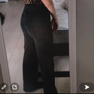 Jeans från madlady - Säljer ett par svarta jeans från madlady i st 32. De är i fint skick! Kan skickas dock står köpare för frakt. 