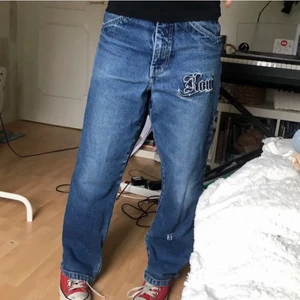 Baggy jeans - Köpte dom på plick (inte mina bilder) men passa inte. Storlek står 20/28 skulle säga att dom motsvarar en S