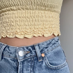 Gult linne - Säljer detta supersöta linne från Gina Tricot i storlek XS då det är lite för litet för mig. Användt endast fåtal gånger och i mycket bra skick! 70 kr + frakt! ✨