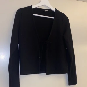 Kofta knyta - En svart kofta från HM som knyts framtill. Använd en gång men den passar ej mig därav säljer jag den. Den är i nyskick. 60kr + 48kr frakt