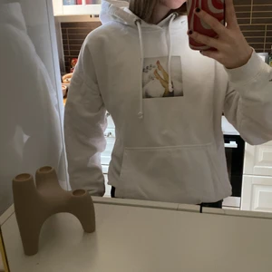 Vit hoodie - Säljer vit vintage inspirerad Hoodie från Stay. Strl M så lite oversized. Köparen står för frakten. Skriv vid frågor💞