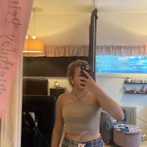 beige topp - en beige topp från zara i storlek medium som passar xs och s lika bra 👍🏽❤️🙌😍😍50 kr utan frakt