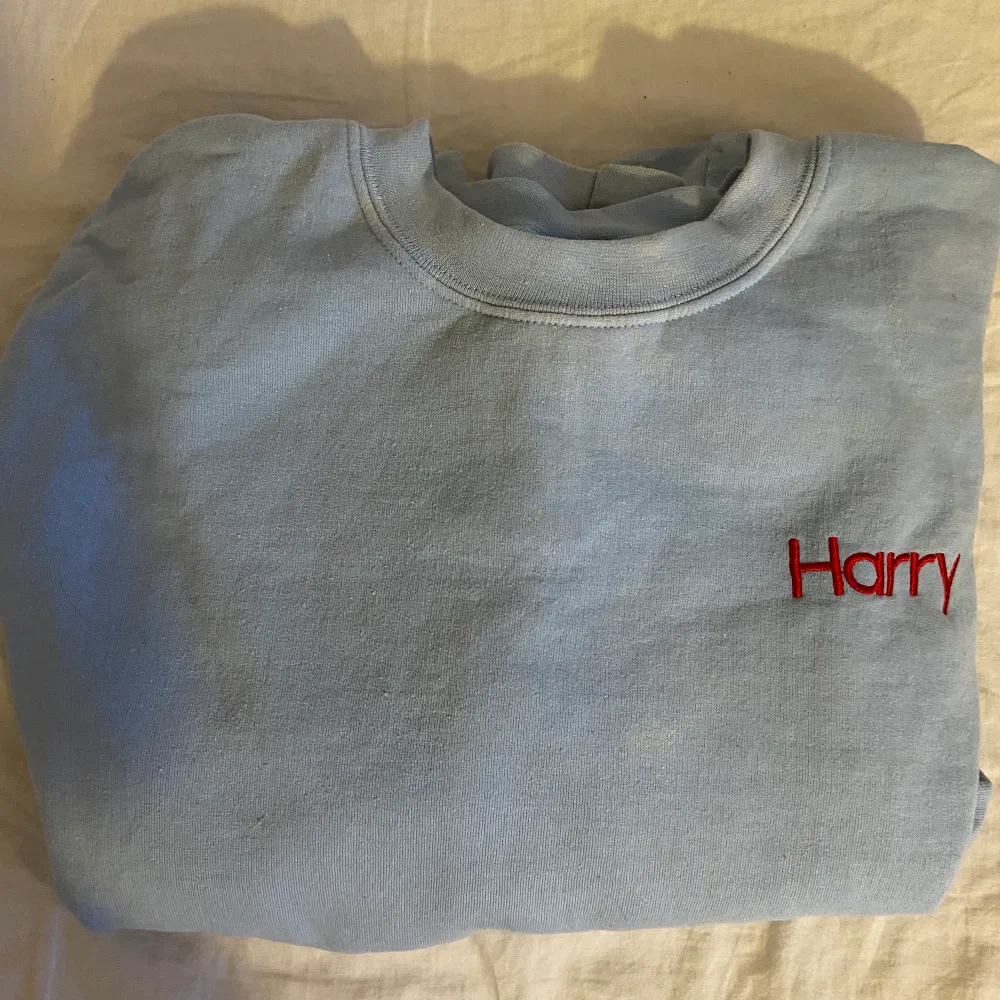 !!Utsåld Harry Styles merch!! Blå crewneck sweatshirt i storlek L. Frakten är ej inräknad i priset!!. Hoodies.