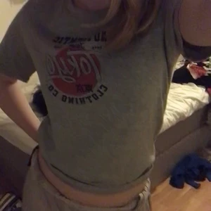 T-shirt  - Köpt på barnavdelningen men skulle säga att den sitter som en S i storleken. Helt oanvänd!!