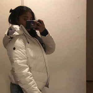 Vit Puffer jacka  - Säljer min fina vita Puffer jacka. Använd Max 3 gånger. Säljer för den tyvärr inte kommer till användning. Köpte denna för 500 säljer för 350. Priset kan sänkas vid snabb affär. ❤️