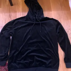 Vanlig svart hoodie med mysmaterial