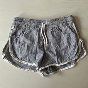 Supersöta shorts från Pull&Bear som knappt är använda. Storlek S men ganska små i storleken, passar säkert XS också 