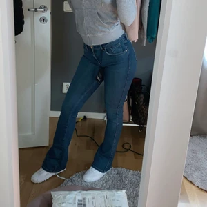 Blå Bootcut jeans  - Säljer mina fina bootcut jeans från bikbok! Köpta 2019 i butik, använda fåtal gånger så skicket är fint! Jag är 164-165 💖