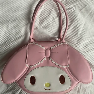 Kawaii Rosa handväska  - Gullig väska, köpt för kring 500 kr. Har en lila fläck på framsidan och några små fläckar inuti. 