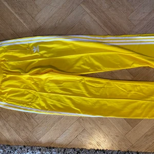 Adidas originals tracksuit byxa  - Adidas byxor i gult. Säljer även tröja i samma set. 