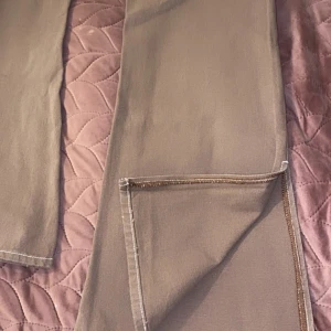 Shein jeans  - Säljer ett par jeans som är helt nya dom har en liten öppen sida vid benen och dom du är lång så kommer dessa värkligen passa dig. Är 167cm lång och dom e ganska långa.