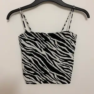 Ett zebrafärgat linne från Gina tricot i strl S. Använd några gånger 