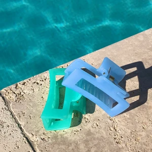 💚 HÅRKLÄMMOR 💙 - Trendiga hårklämmor för endast 109kr/st 💙 Passar till allt och frakten är gratis! 