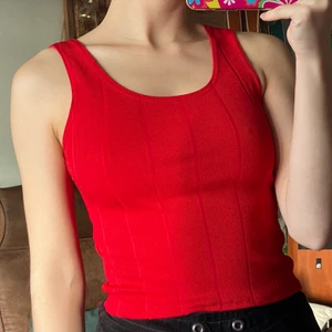 röd topp - Fin röd topp från boohoo i storlek 36 som jag sytt upp en aning, annars i bra skick. Säljer för 40 kr, köpare står för frakten. 💖