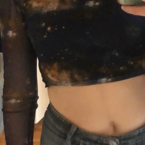 Mesh tröja - En super fin mesh tröja köpt i london 2019 på Urban outfitters, den är helt genomskinlig jag har ett linne under på bilderna. Köpt för ca 300kr och använd kanske 2-3 gånger