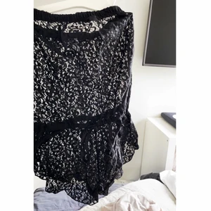 Spets body - Jumpsuit i spets med knyte i midjan! Passar perfekt att dra över bikinin på stranden✨ Aldrig använd!