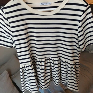 Zara t-shirt - Populär t-shirt från zara i storlek s