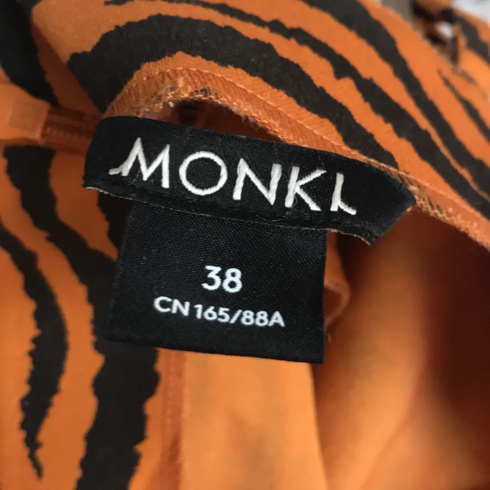 Oanvänd kort klänning i tiger mönster som är ifrån monki, storlek 38! . Klänningar.