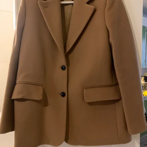 Kavaj i Ull  - Ullkavaj från & Other Stories, nyskick, använd fåtal gånger.