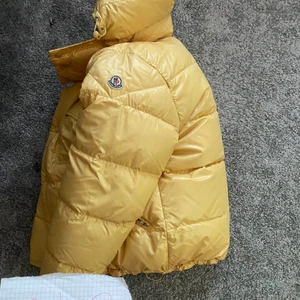 Säljer moncler puffer size 2/M - Luva finns kvar, bra cond.