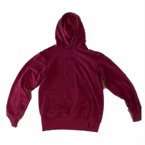 Vinröd hoodie ”love me” - Vinröd hoodie i löjligt bra skick med tanke på att den är från HM. Jättebekväm och mysig, sitter snyggt. Liten text ”love me” på framsidan. Storlek L men sitter som en medium skulle jag säga.