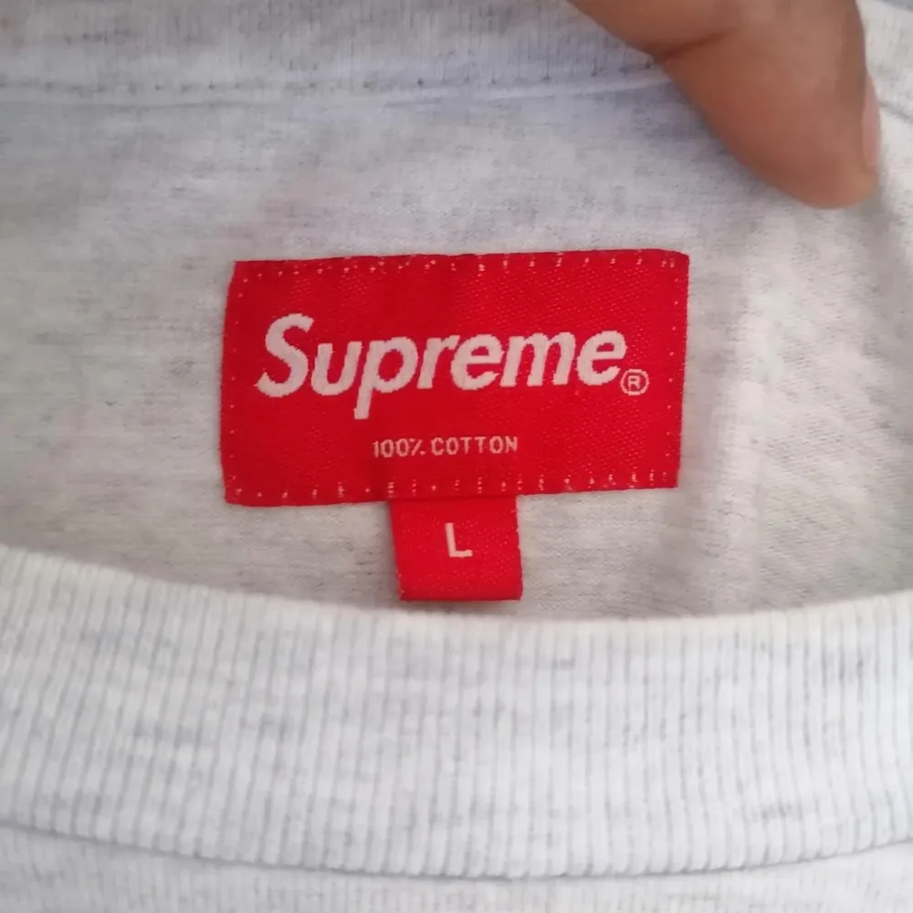 Supreme long sleeve from spirng summer 21. Size L, only used 3-4 times. Toppar.
