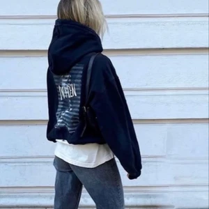 Oversized hoodie - En oversized hoodie ifrån nyden, säljer då den inte kommer till användning lämgre, fint skick på den, nypris 900kr, säljer för 250kr eller högsta bud+frakt☺️ (lånad bild) det är samma modell men ett annat tryck på min!