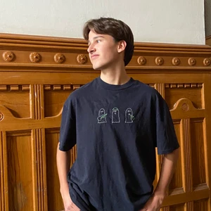 T-shirt ”SPOOKY” - Egendesignad och Handbroderad                      Vintage(Weekday) t-shirt