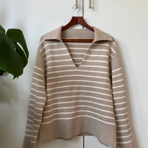 Arket tröja  - Underbar randig stickad tröja från arket i 100% bomull. Knappt använd så nyskick därav priset, men pruta om någon känns knasigt                                      Gratis frakt! Storlek S 