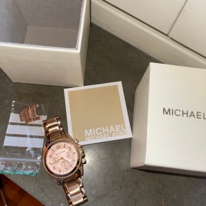 Äkta Michael kors  - Jätte jätte fint skick batteri funkar jättebra.lite använd 