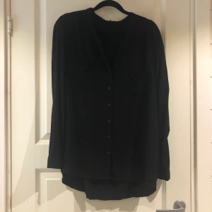 Skjorta - Svart skjorta från märket Only. Strl 42. Sparsamt använd 🖤